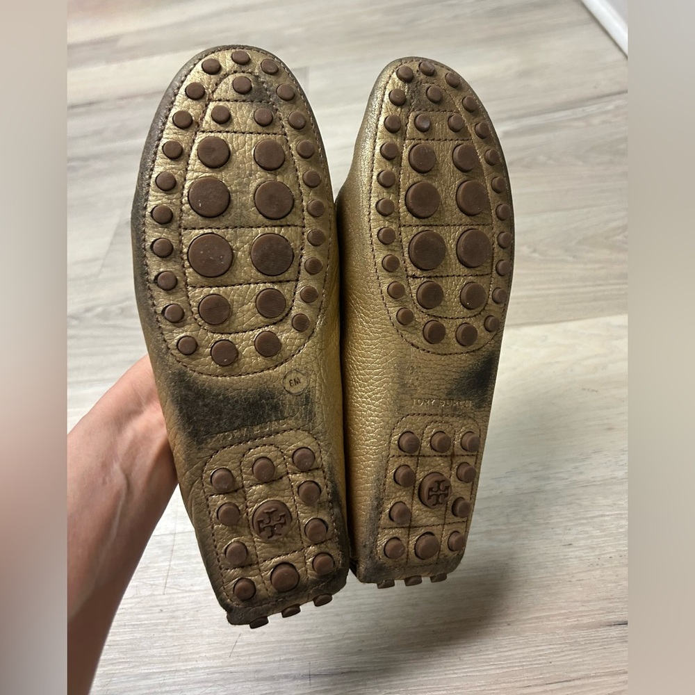 Tory Burch Loafers Kendrick Gold Leather Women Sz 8 Metallic Logo Driving Shoes - Picture 11 of 13
